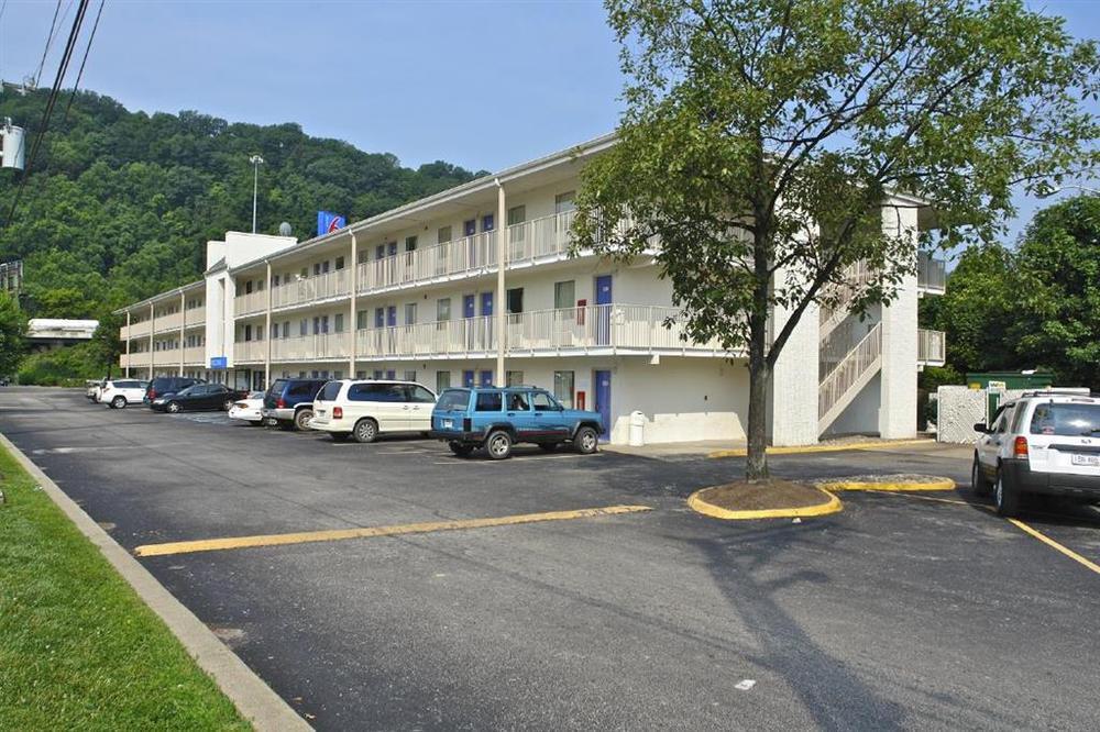 Days Inn By Wyndham Charleston Wv Удобства снимка